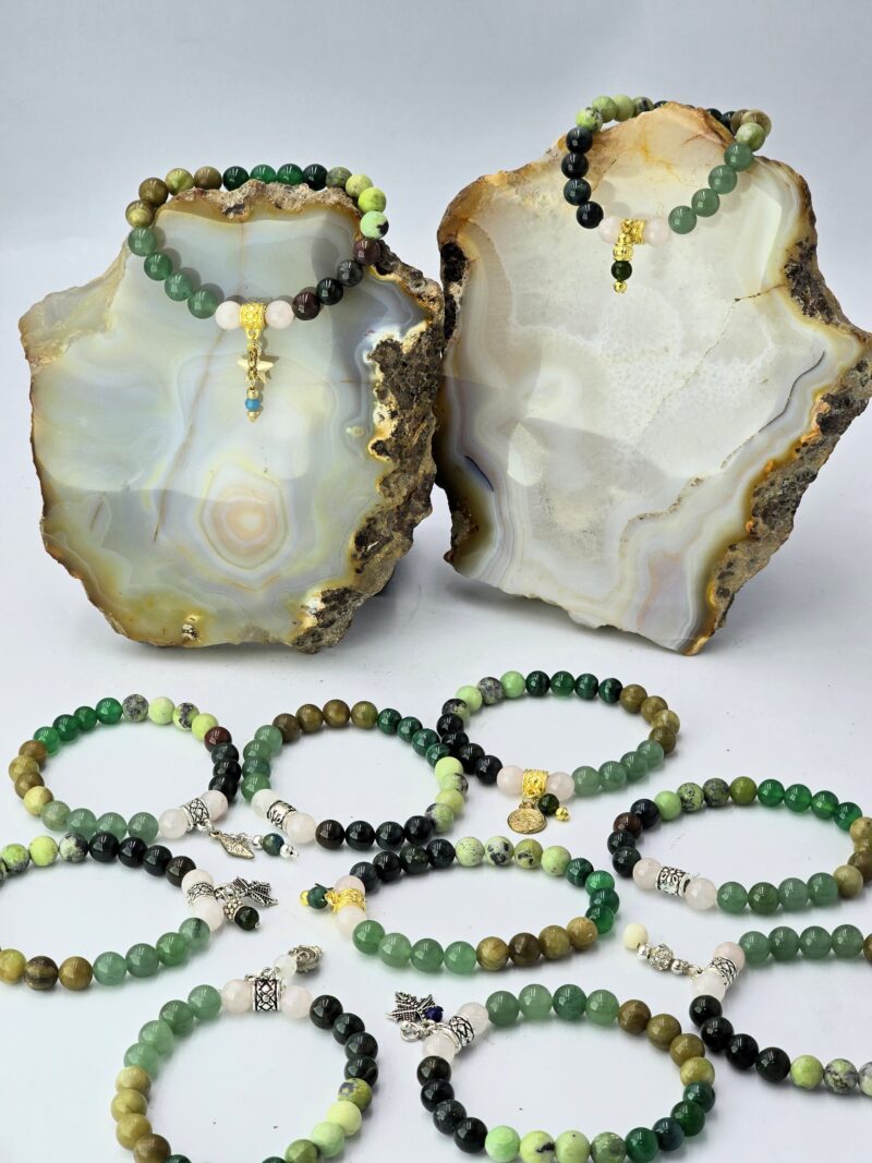 Kalp Çakrası Şifa Bilekliği – Aventurin, Kan Taşı, Malahit, Yeşim ve Krizopras ile Sevginin Gücünü Keşfedin